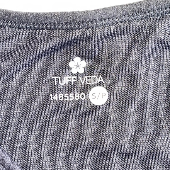 4 Pairs of leggings 1 athletic shirt with built in bra - Picture 15 of 15